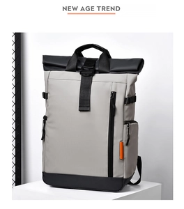 Détail du sac à dos extensible avec panneaux gris-noir et fermeture à boucle roll-top