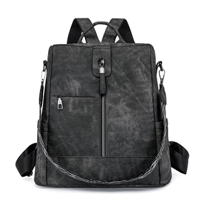 Détail du sac à dos gris anthracite avec fermetures éclair verticales et texture lavée