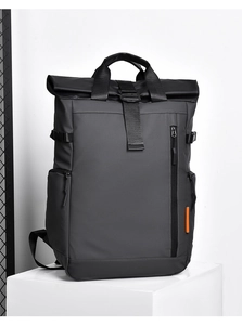 Détail du sac à dos gris foncé à fermeture enroulable avec boucle robuste et étanche