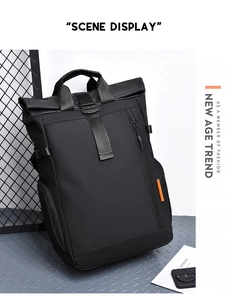 Détail du sac à dos roll-top étanche avec fermeture éclair latérale et étiquette orange