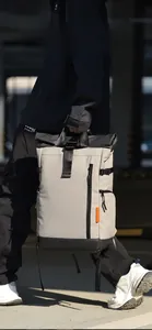 Gros plan du sac à dos gris imperméable grande capacité avec fermeture éclair fonctionnelle