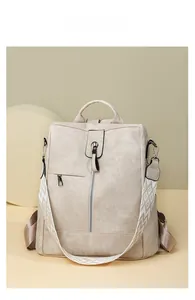 Détail du sac à dos en toile beige avec sangle ethnique et poches fonctionnelles