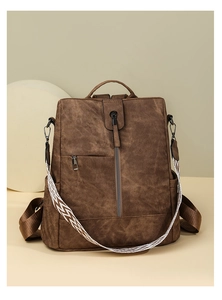 Détail du sac à dos vintage en cuir PU marron avec bandoulière tissée et poches zippées