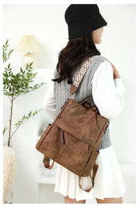 Zaino marrone con tracolla a motivi etnici geometrici e design minimalista moderno