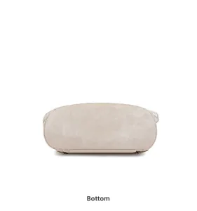 Détail du fond d'un sac à dos en toile beige avec des sangles à motifs géométriques