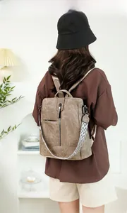 Sac à dos vintage marron avec bretelles à motifs géométriques porté par un mannequin