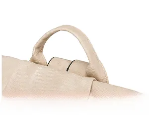 Dettaglio del manico rinforzato e della trama del tessuto dello zaino beige