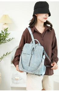 Détail d'un sac à dos en cuir PU bleu clair avec sangle géométrique dans un décor chic