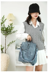 Détail du sac à dos rétro bleu avec sangle géométrique et plusieurs poches zippées