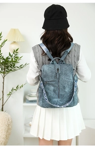 Détail du sac à dos bleu vintage avec une sangle d'épaule à motif géométrique