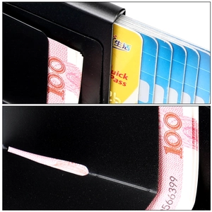 Detailweergave van de zwarte metalen RFID-portemonnee met kaartvakken en bankbiljetten