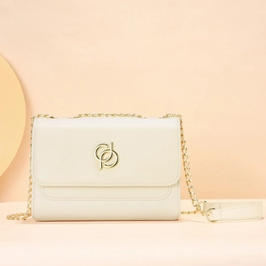 Sac bandoulière élégant en cuir crème avec logo doré et bandoulière chaîne