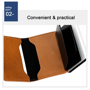 Vue intérieure du porte-cartes en cuir marron avec étui en aluminium argenté