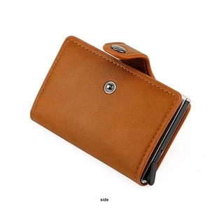 Détail du portefeuille en cuir marron avec porte-cartes automatique en aluminium robuste