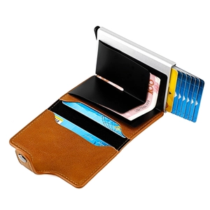 Vue détaillée d'un porte-cartes en cuir marron avec boîtier alu et éjection auto