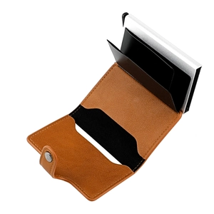 Vue détaillée du porte-cartes en cuir marron avec mécanisme pop-up en aluminium et bouton