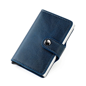 Détail du porte-cartes RFID en cuir bleu marine avec noyau métallique et bouton