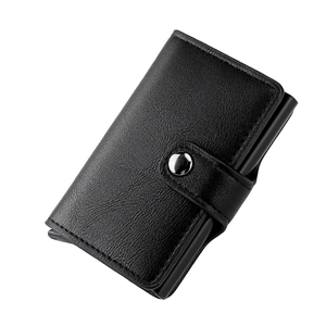 Vue détaillée du portefeuille en cuir noir avec bouton pression et fente pour cartes