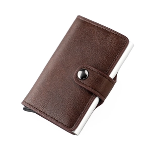 Détail du porte-cartes en cuir marron foncé avec fente en aluminium à éjection automatique