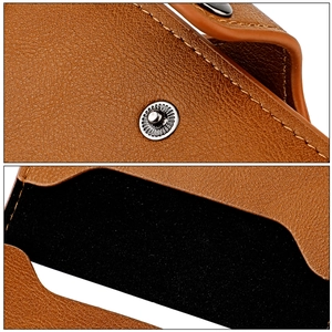 Détail du portefeuille en cuir marron avec bouton-pression en métal et coutures fines