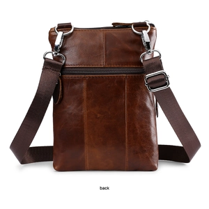 Vista dettagliata del retro di una borsa a tracolla vintage in pelle marrone con zip