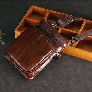 Borsa a tracolla retrò in pelle marrone scuro da uomo con doppia tasca e vista laterale