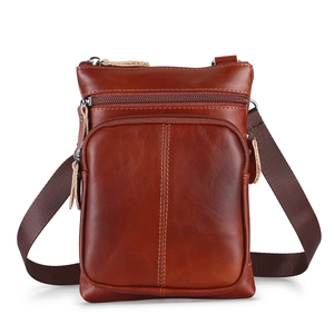 Dettaglio della borsa a tracolla in pelle marrone vintage con tasche metalliche
