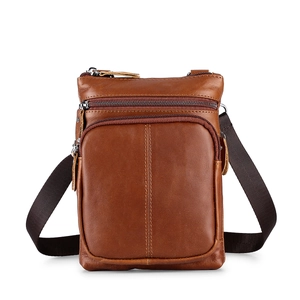 Dettaglio borsa a tracolla in pelle marrone vintage con cerniere funzionali e tracolla regolabile