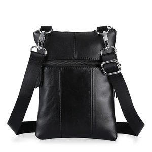 Dettaglio borsa a tracolla in pelle nera con finiture argentate e tracolla in nylon