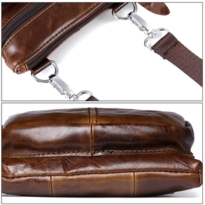 Dettaglio della pelle marrone e delle cerniere metalliche sulla borsa a tracolla vintage