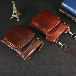 Borsa a tracolla classica in vera pelle da uomo nei colori marrone scuro e marrone rossastro
