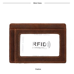 Détail du porte-cartes en cuir crazy horse avec protection RFID et coutures jaunes