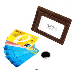 Détail macro du portefeuille RFID en cuir marron avec fentes et support AirTag