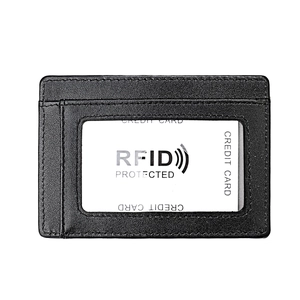 Vue détaillée du porte-cartes en cuir noir avec protection RFID et fenêtre transparente
