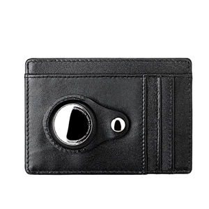 Gros plan du portefeuille en cuir noir avec trois fentes pour cartes et support AirTag