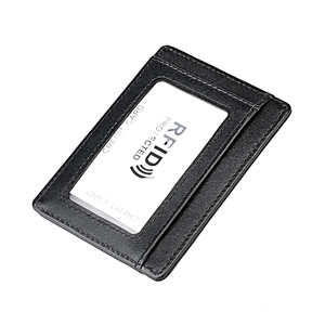 Détail du portefeuille RFID en cuir noir avec fentes pour cartes et fenêtre d'ID