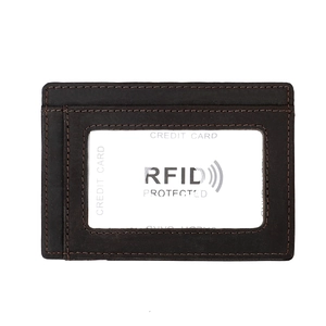 Détail du porte-cartes en cuir Crazy Horse avec protection RFID et fente à fenêtre claire