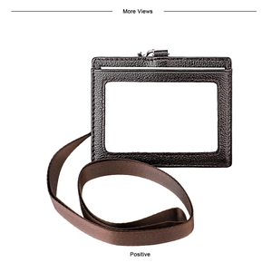 Detalle del porta tarjetas de cuero marrón con ventana transparente y cordón tejido