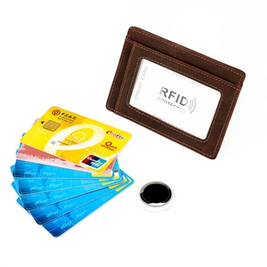 Porte-cartes en cuir marron avec fente AirTag et protection RFID intégrée