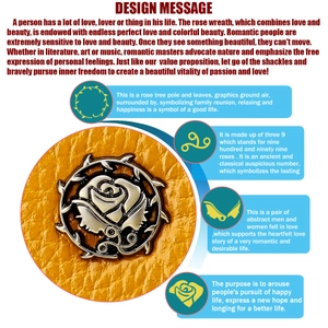 Detail eines Metallrosen-Emblems auf einer gelben Damen-Geldbörse aus echtem Leder