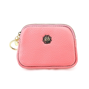 Detailansicht der pinkfarbenen Lychee-Lederstruktur mit goldenem Rosen-Emblem