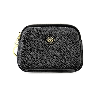 Detail von schwarzem Kieselleder-Geldbeutel mit goldenem Rosenlogo und Metall-Zipper