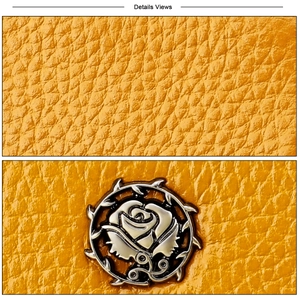 Nahaufnahme der gelben Lederstruktur mit einer silbernen Metallschnalle in Rosenform am Etui