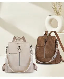 Détail d'un sac à dos en similicuir imperméable avec sangle géométrique et poches multiples