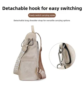 Détail du sac à dos beige avec bandoulière géométrique amovible et crochets en métal