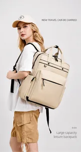 Vue latérale arrière d'un grand sac à dos crème porté par un mannequin pour le quotidien
