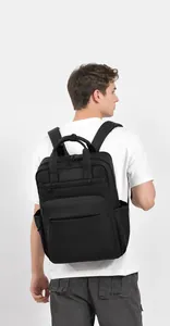 Vue arrière d'un mannequin portant un sac à dos noir mat polyvalent pour ordinateur portable