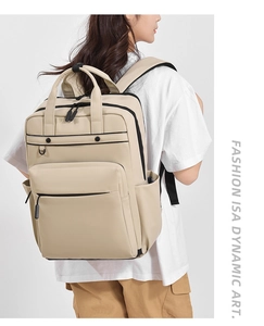 Sac à dos beige pour ordinateur porté par un modèle avec design multi-poches étanche