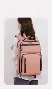 Vue détaillée d'un sac à dos de voyage en nylon rose imperméable avec plusieurs poches zippées