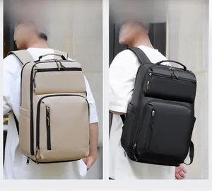 Détail de sacs à dos d'affaires kaki et noir avec texture imperméable et zips jaunes